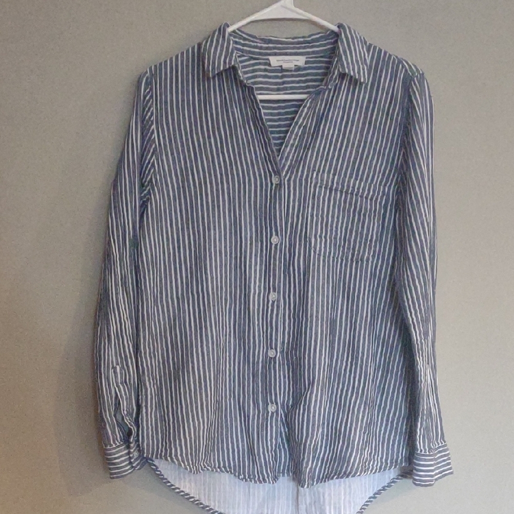 Beachlunchlounge Women's Medium Blue and White Casual Button Down‎ Shirt